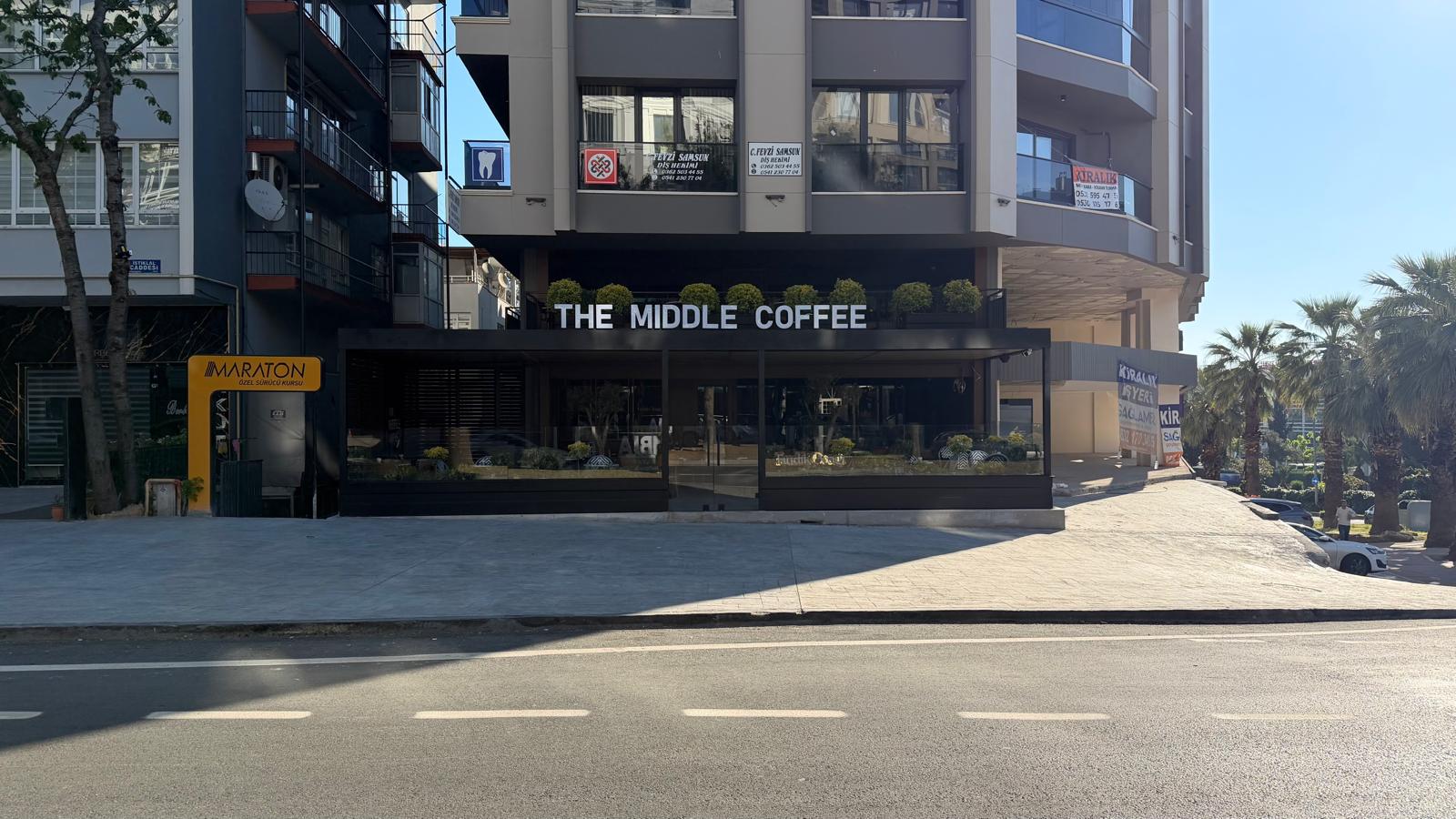 THE MIDDLE COFFEE / 56 LAR